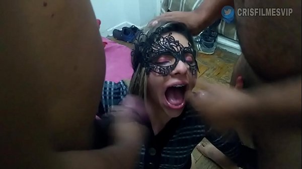 Sexo completo grupal gangbang com 4 negões safados anal dp, tomando leitinho chingo de corno enquanto ele filma