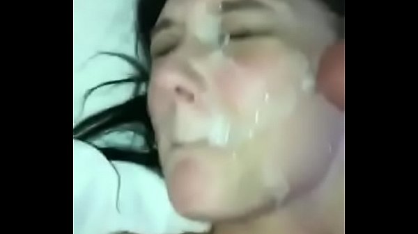 Corno e amigo gozando na cara da esposinha